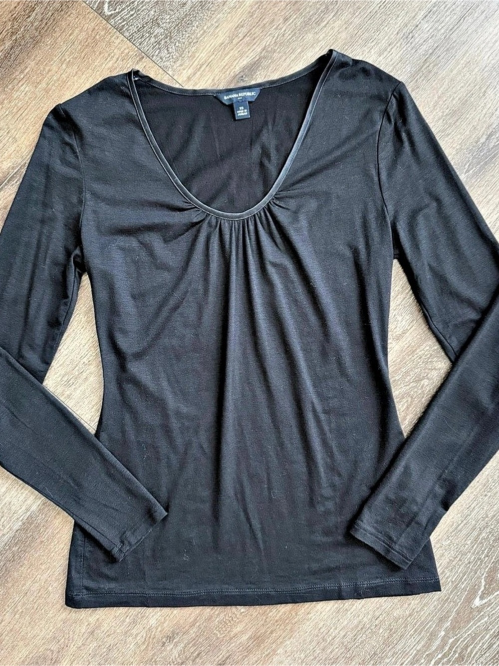 Banana Republic Black Long Sleeve Scoop Neck Top XS – NWOT
